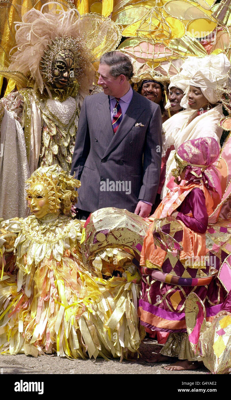 Der Prinz von Wales untersucht die Karnevalskostüme von Trinidad, während  er den Mas Camp Komplex außerhalb der Inselhauptstadt Port of Spain  besucht. Der Prinz kam in der Karibik an 21/02/00 um Trinidad