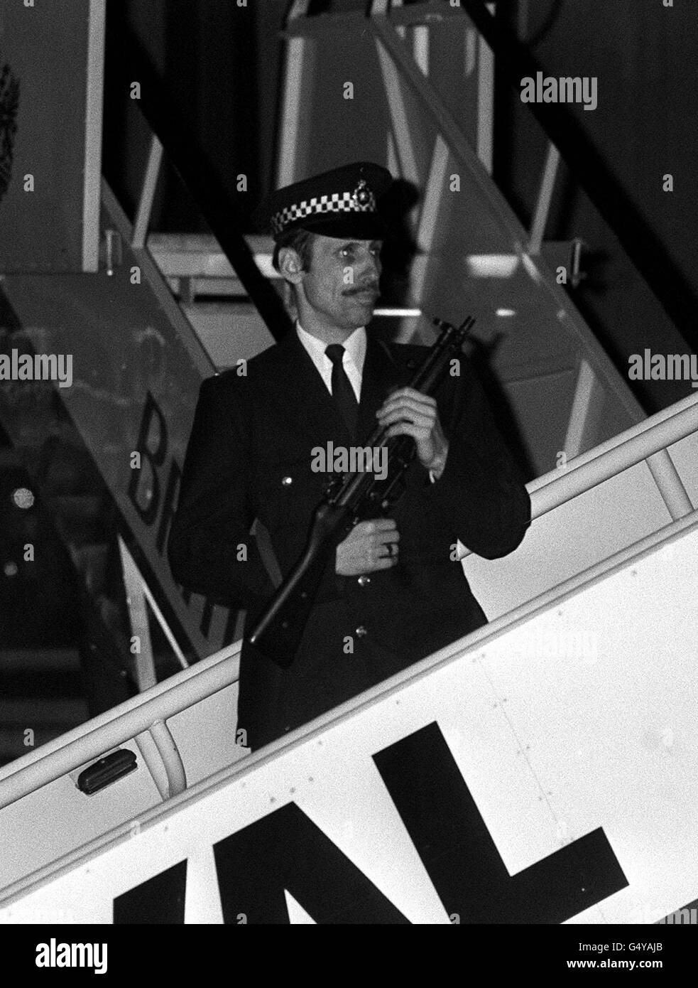 Bewaffnete Polizei am Flughafen Heathrow, wo die Sicherheit für die Ankunft des amerikanischen Außenministers George Shultz streng war. Er flog von Kairo auf die letzte Etappe seiner Nahost-Tour, zu Gesprächen mit Außenminister Sir Geoffrey Howe. Stockfoto