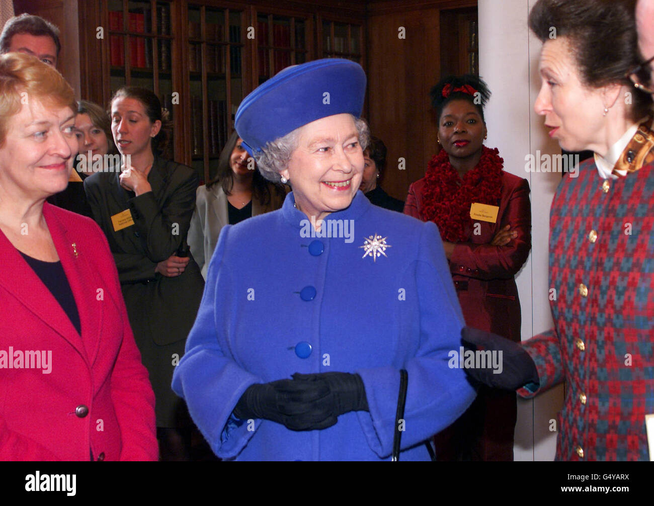 Queen Elizabeth II (C) spricht mit der Prinzessin Royal (R) und Dame Helen Reeves (L), Chief Executive von Victim Support, während eines Treffens mit Mitgliedern des Freiwilligensektors im London Marriott Hotel, County Hall. * die Königin und Prinzessin Anne nahmen am Start der neuen Freiwilligenrekrutierungskampagne von Victim's Support Teil und treffen Freiwillige, von denen einige Opfer von Verbrechen waren. Stockfoto