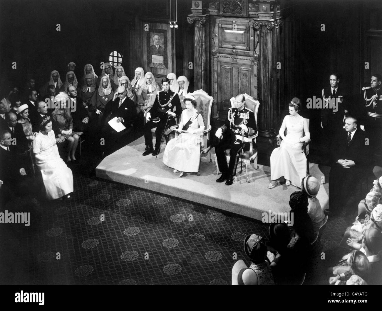 Königin Elizabeth II. Liest die Rede vom Thron während der Staatseröffnung des Parlaments in Wellington, Neuseeland. Der Premierminister, der RT Hon. Keith Holyoake, ist auf der linken Seite von Prinz Charles und der Führer der Opposition ist auf der rechten Seite von Prinzessin Anne. Stockfoto