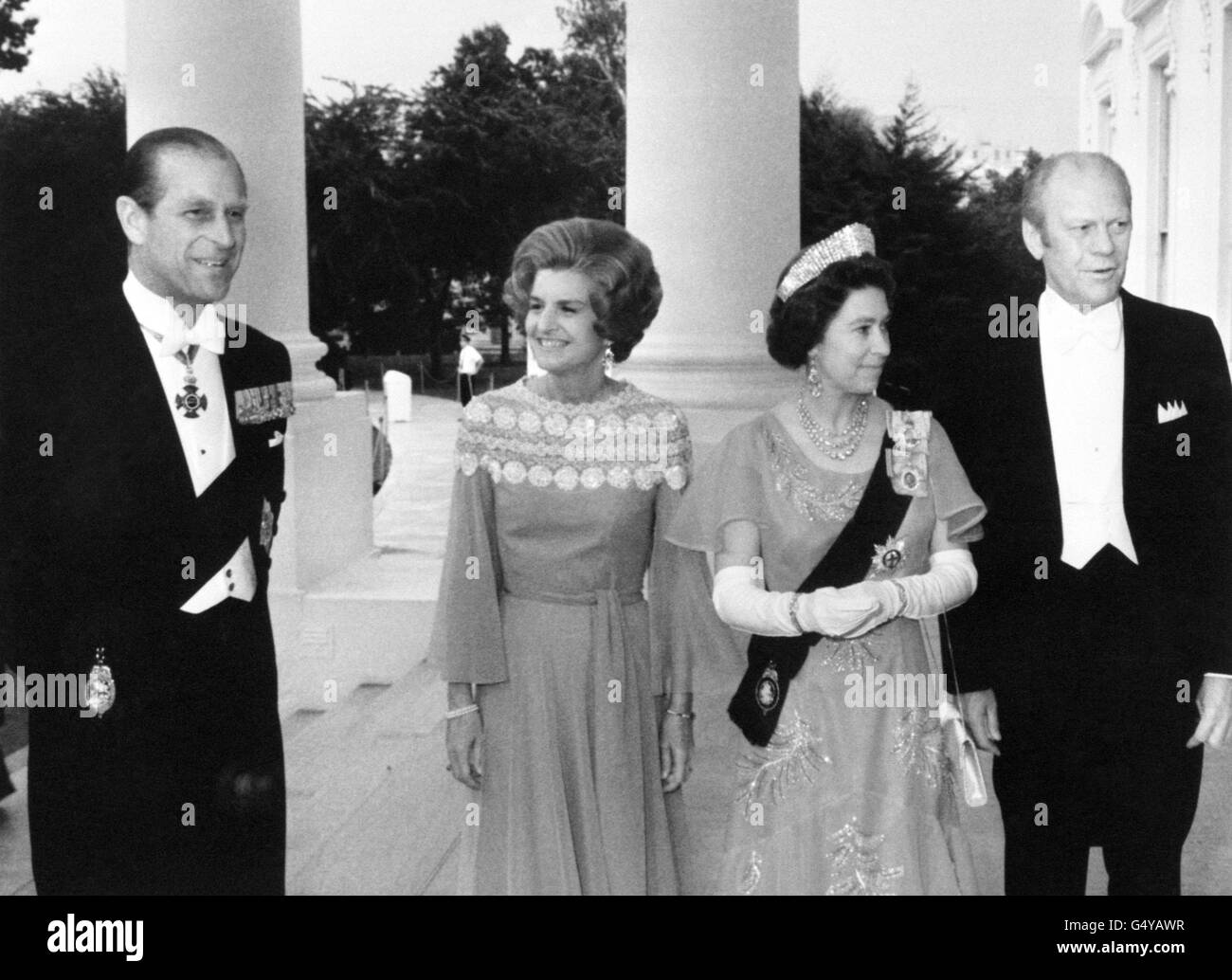 Königin Elizabeth II. Und der Herzog von Edinburgh mit dem amerikanischen Präsidenten Gerald Ford und seiner Frau Betty Ford im Nordportikus des Weißen Hauses in Washington, D.C. Stockfoto