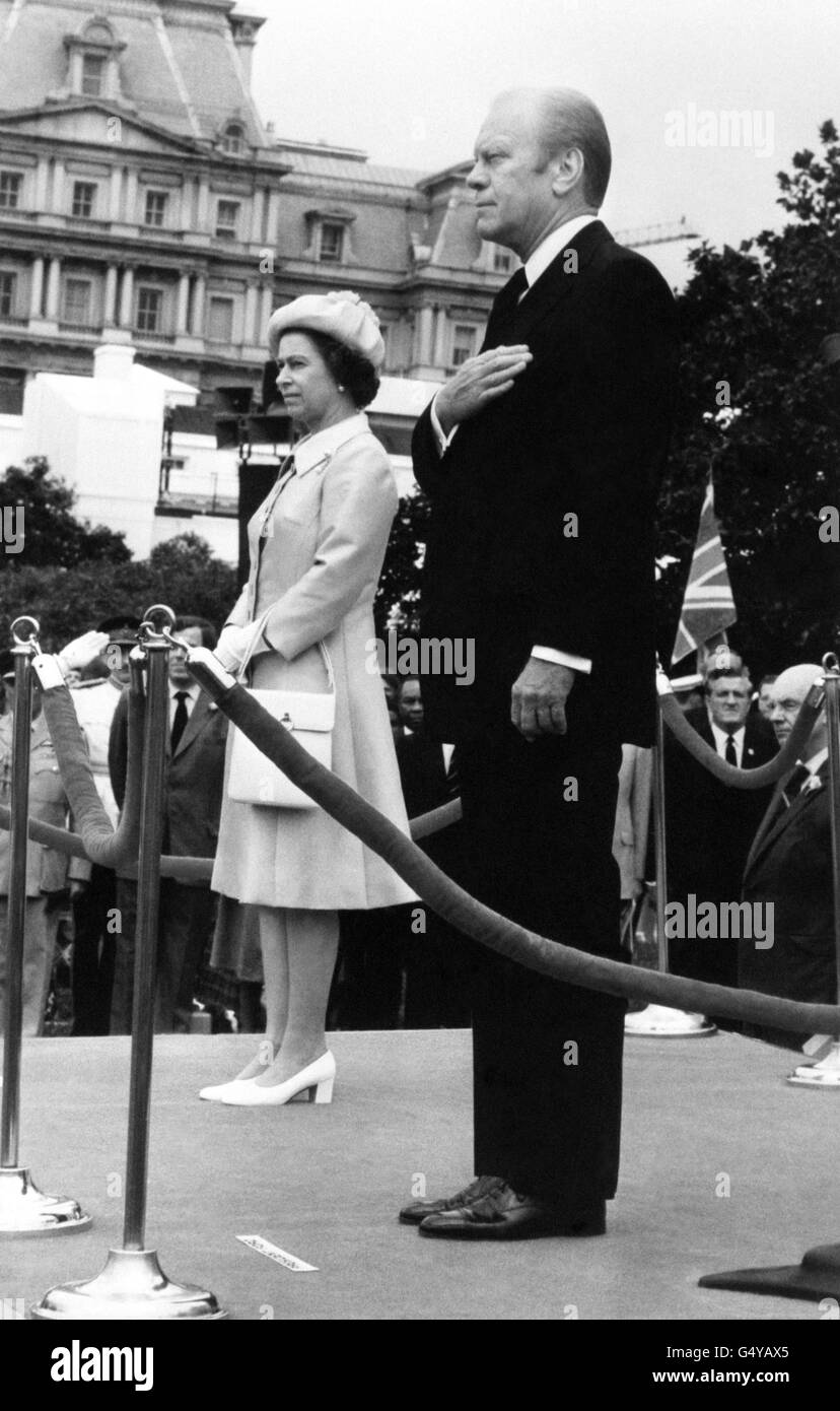 Königin Elizabeth II und der amerikanische Präsident Gerald Ford während der Begrüßungszeremonie im Weißen Haus, in Washington, D.C. Stockfoto