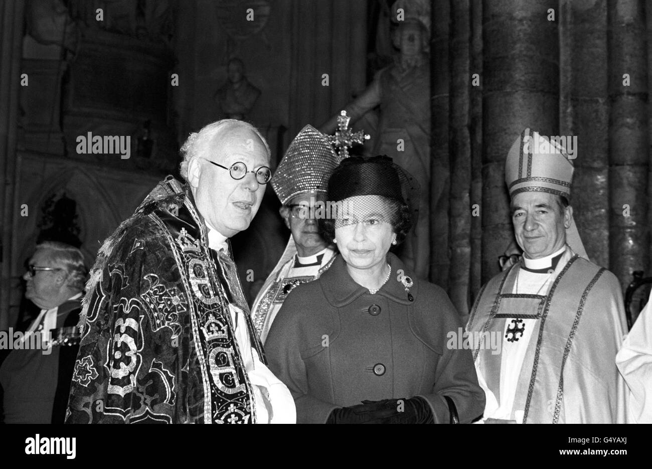 Königin Elizabeth II. Mit dem Dekan der Westminster Abbey, dem Hochwürdigen Edward Carlenter, Left, dem Erzbischof von Canterbury, Dr. Robert Runcie (Hintergrund) und dem Erzbischof von York, Dr. Stuart Blanch, Nach ihrer Ankunft in der Abtei für den Gottesdienst vor ihrer Einweihung der Dritten Generalsynode der Church of England. Stockfoto