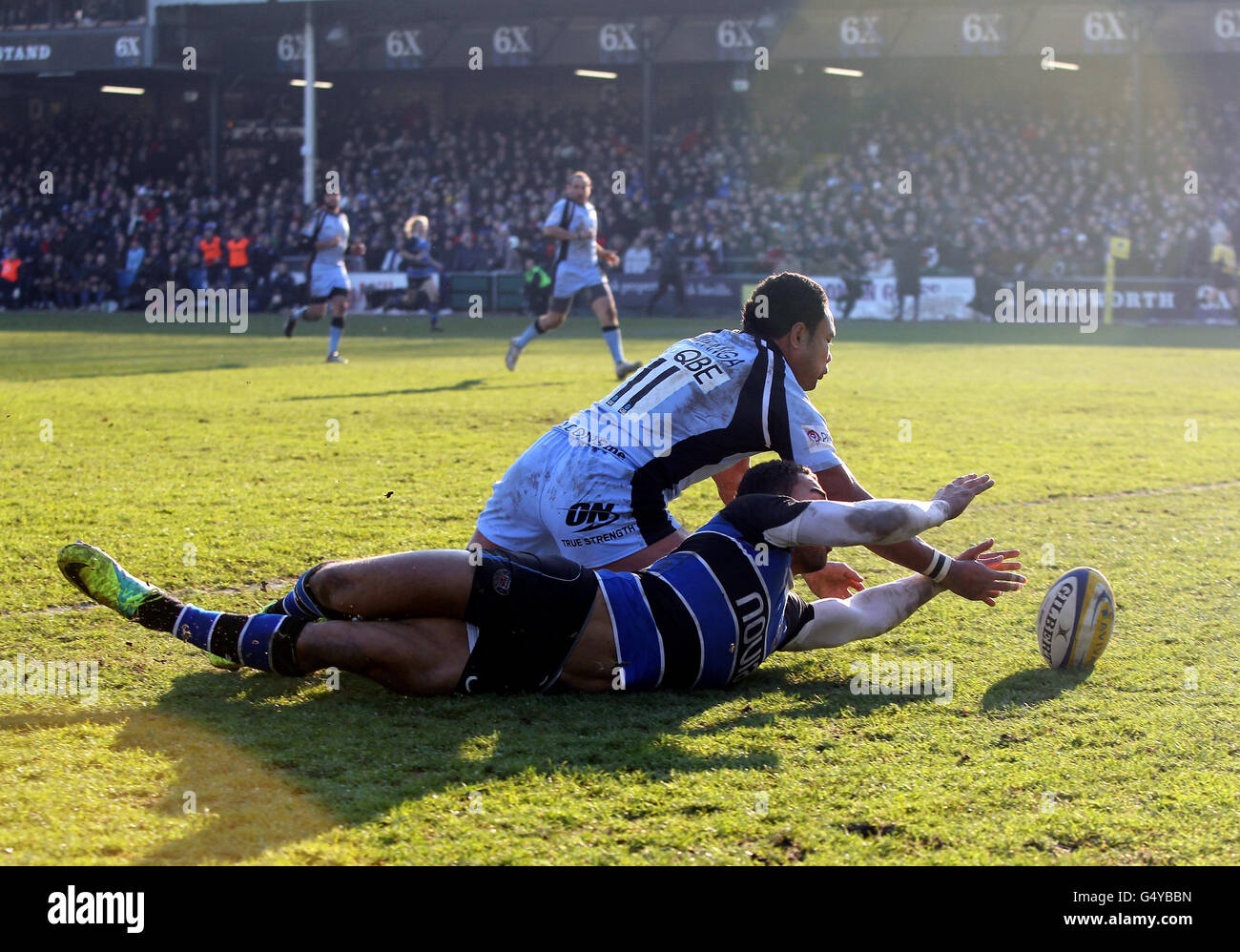 Olly Woodburn schlägt Newcastles Suka Hufanga bis zum letzten Schliff, um Bath beim Aviva Premiership-Spiel am Recreation Ground, Bath, zum zweiten Mal zu versuchen. Stockfoto