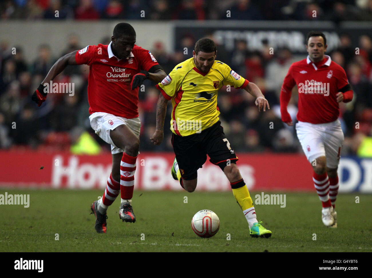 Fußball - npower Football League Championship - Nottingham Forest / Watford - City Ground. Guy Moussi von Nottingham Forest kämpft mit Mark Yeates von Watford um den Ballbesitz Stockfoto