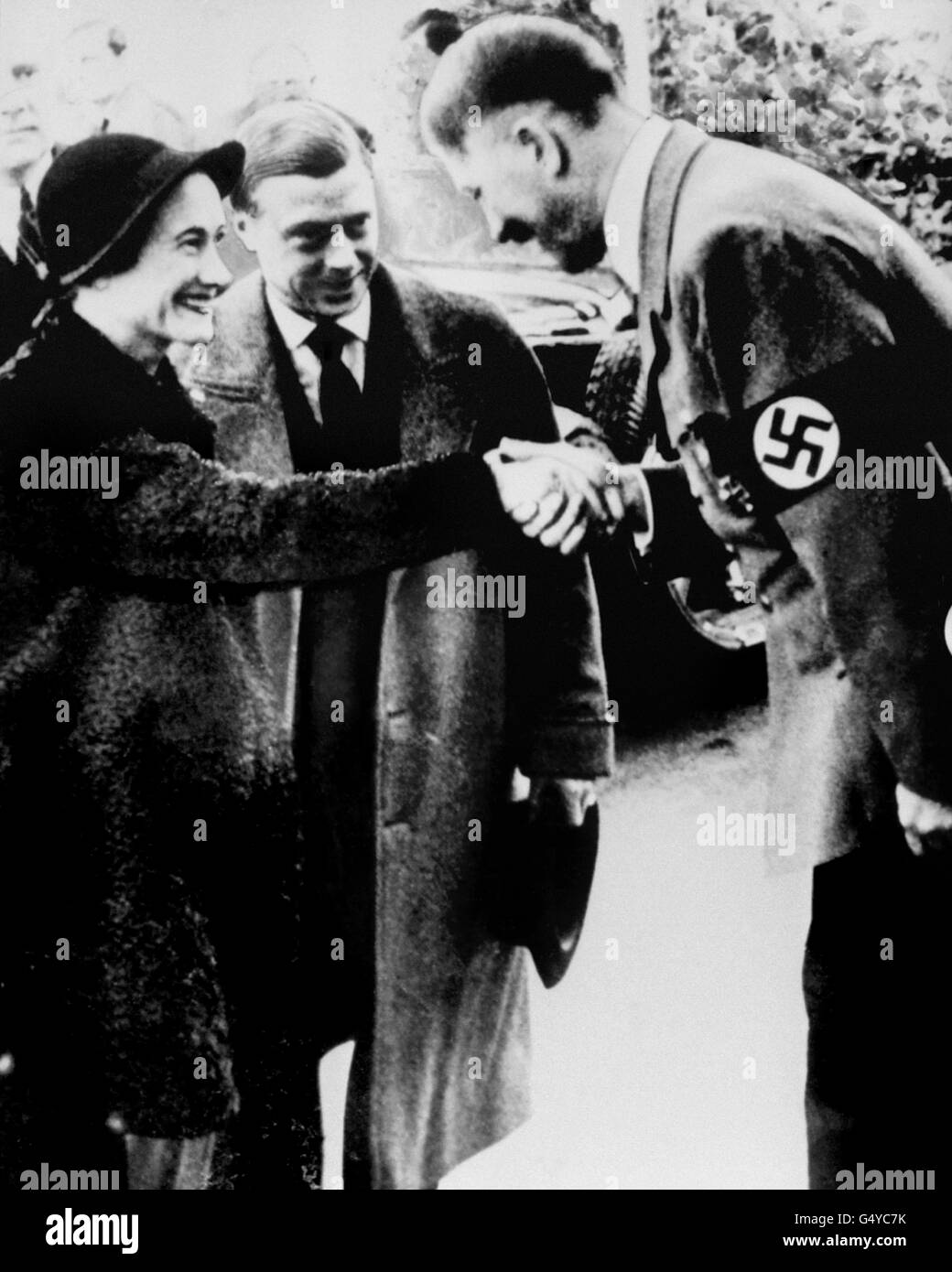 Der Herzog und die Herzogin von Windsor bei ihrem umstrittenen Treffen mit dem deutschen Führer Adolf Hitler in München. Die Sorge des Kriegsministers Winston Churchill, dass sich der Herzog von Windsor offen mit den Nazis verbhandelte, zeigt sich in den lang gehüften Dokumenten, die veröffentlicht wurden. Stockfoto