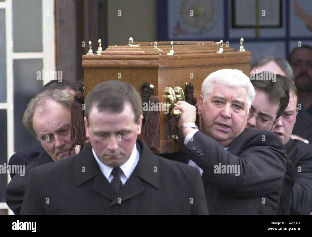 Freunde und Familie bei der Beerdigung von Barry Wallace in der St. Johns Parish Church in Kilmarnock. Barry, ein Supermarktarbeiter, verschwand am 12/99 nach einer Betriebsweihnachtsfeier. * seine zerrissenen Arme und Beine wurden wenige Tage später von Polizeitauchern bei einer Routineübung in Rowardennan, Loch Lomond, in Loch Lomond entdeckt. 5/1/2001: Beggs, 37, der von Holland nach Großbritannien zurückgeschickt werden soll, um vor Gericht zu stehen wegen Anschuldigungen, dass er im Dezember 1999 den 18-jährigen Barry Wallace aus Kilmarnock, Ayrshire, getötet habe und die abgetrennten Gliedmaßen 60 Meilen voneinander entfernt liegen lassen soll, bestätigte die Polizei. Stockfoto