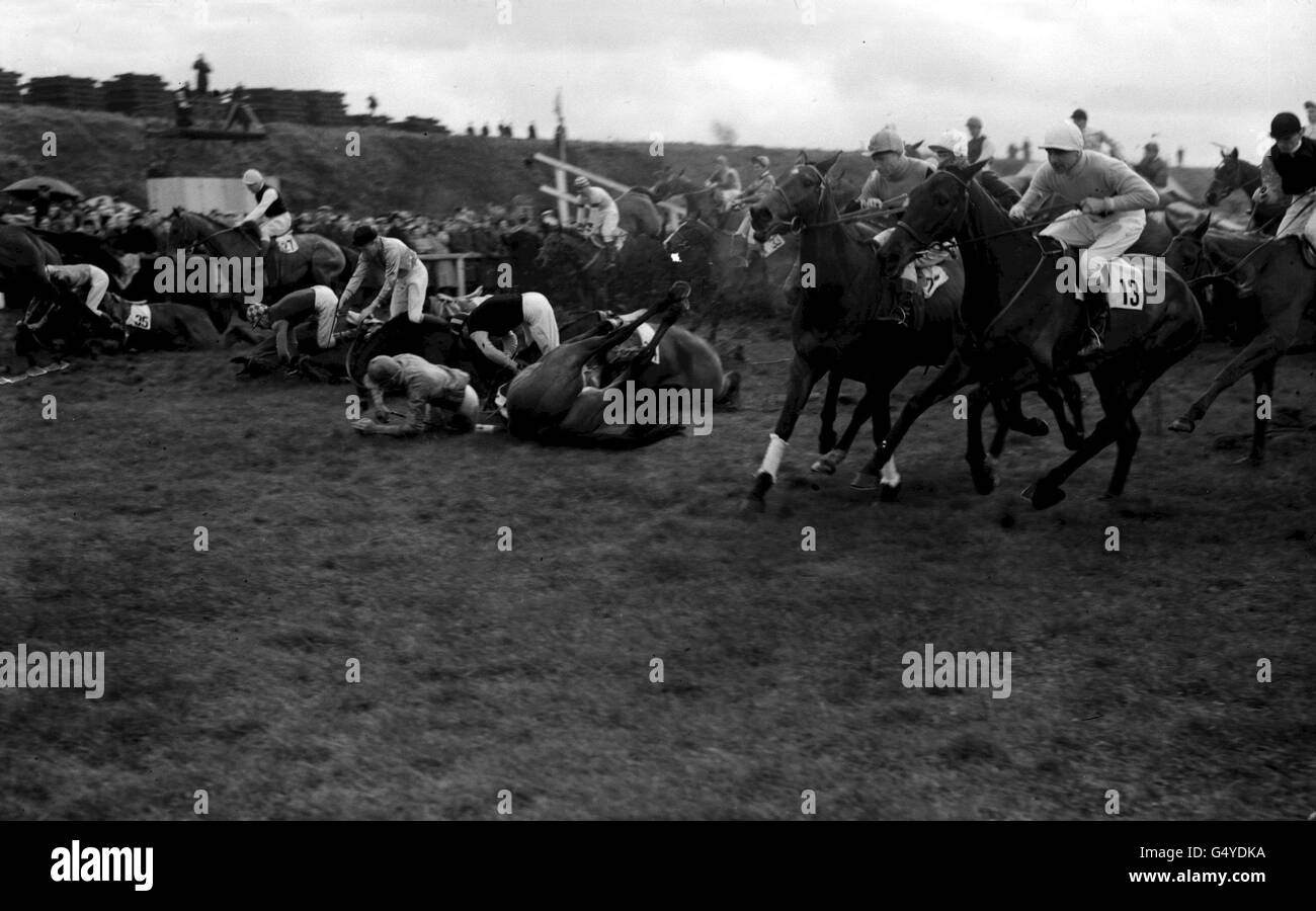 PA Photo 7/4/1951 Sieben Pferde fallen beim ersten Zaun während der Grand National Steeplechase in Aintree in Liverpool. Nickel Coin von J. Bullock gewann das Rennen Stockfoto
