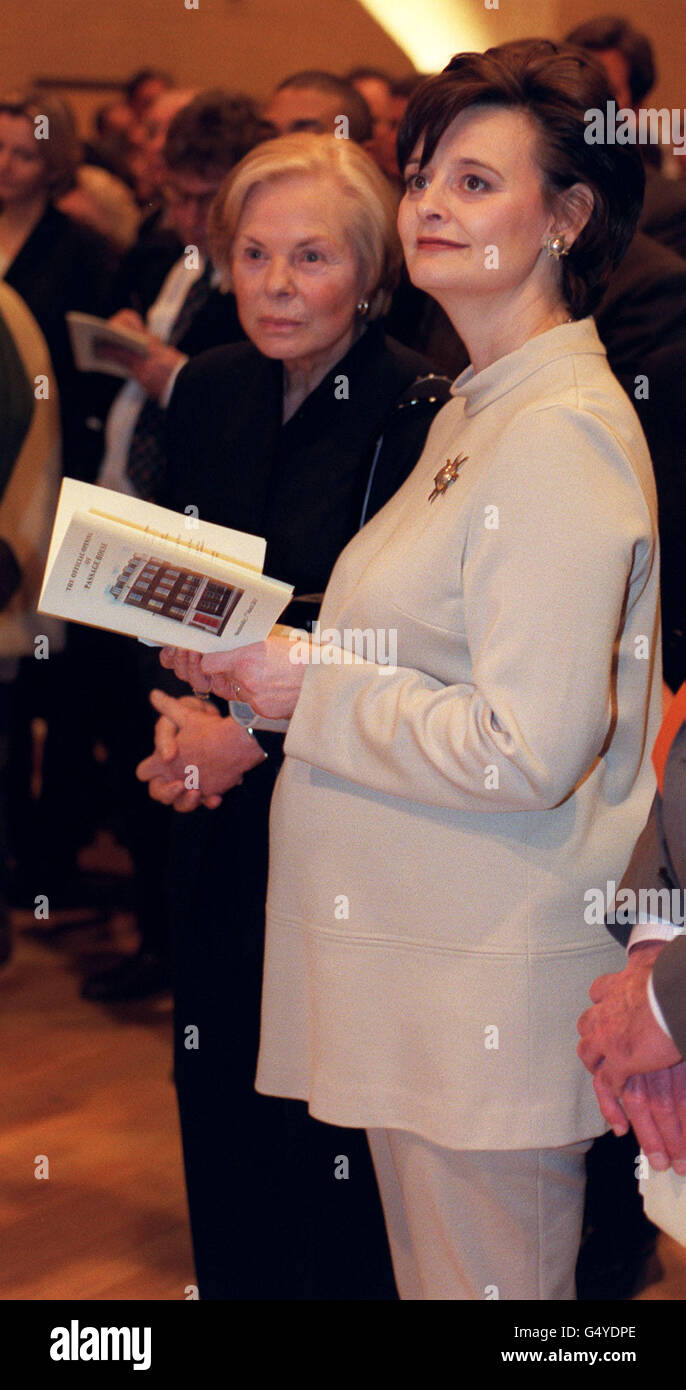 Die Herzogin von Kent mit der Frau des schwangeren Premierministers Cherie Blair während der Eröffnung des Passage House, Londons größtem ständigen Nachtheim für Obdachlose. Stockfoto