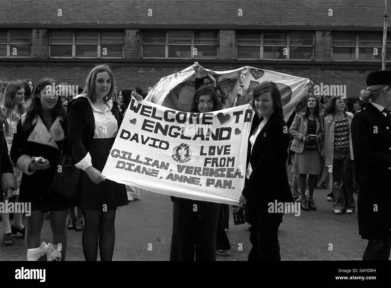 PA Photos 25/5/1974 EINE Gruppe von Mädchenfans hält ein Banner für das amerikanische Pop-Idol David Cassidy, als er das London Weekend Television Headquarters in Waterloo, London besuchte Stockfoto