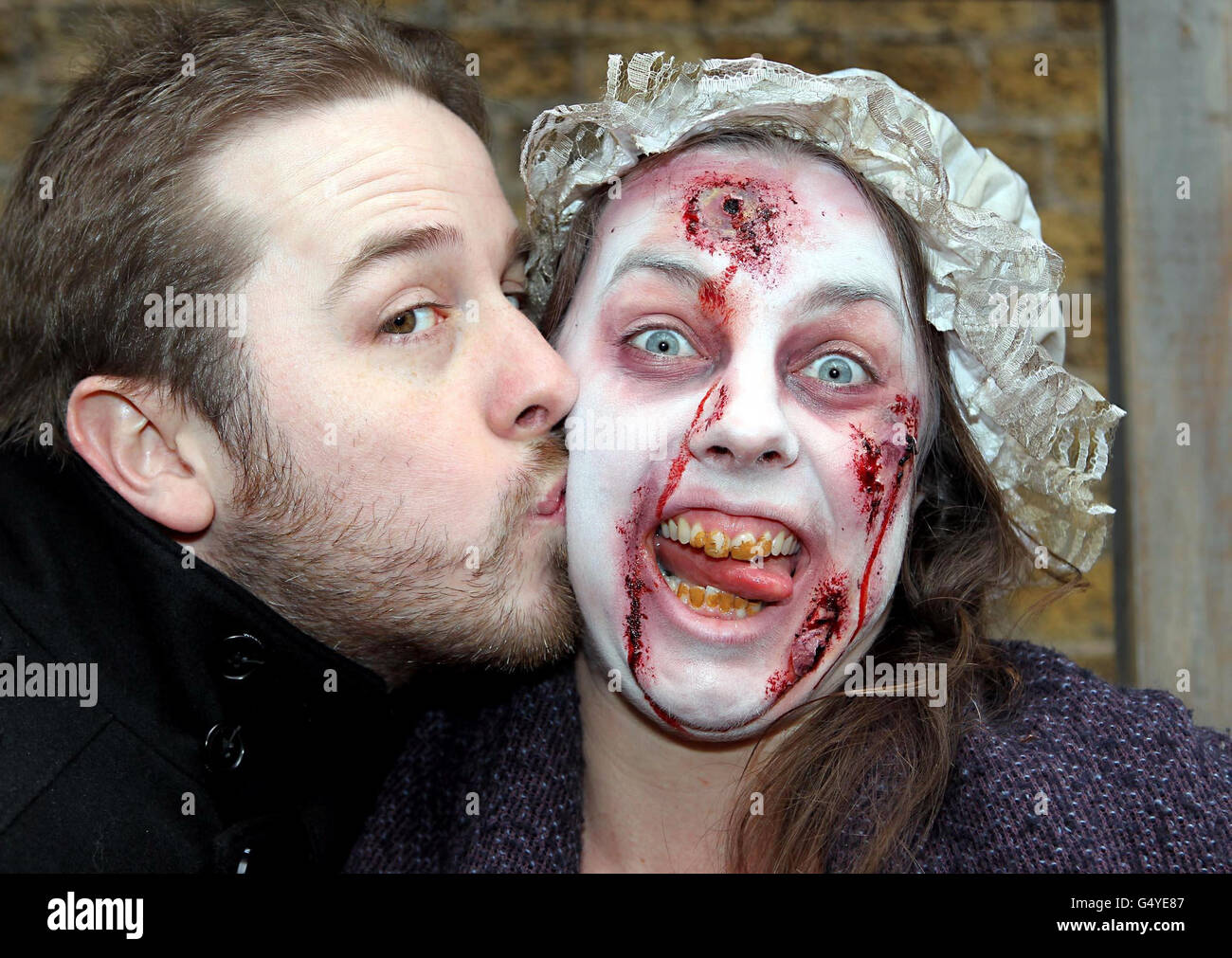 Kevin Haney aus London küsst Pretty Polly, das Opfer der Pest, am Stand des Londoner Dungeons „Kiss of Death“, der zum Valentinstag eröffnet wurde. Stockfoto