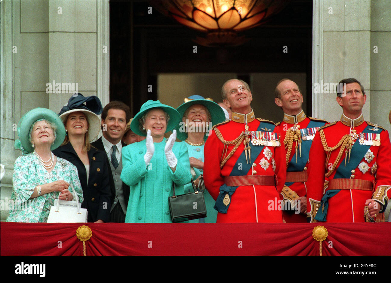 Die Königin führt Mitglieder der königlichen Familie in ihrem Applaus für den Flipper der RAF, auf dem Balkon des Buckingham Palace, am Ende der Trooping of the Color Zeremonie. Stockfoto