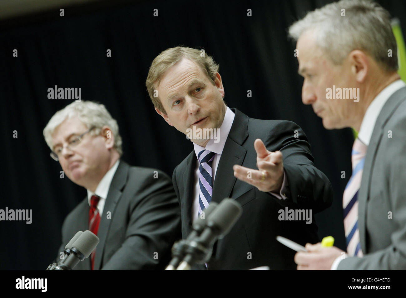 Taoiseach Enda Kenny mit Tanaiste Eamon Gilmore (links) und Minister für Jobs, Unternehmen und Innovation Richard Bruton im ICON Building in Leopardstown, Dublin bei der Bekanntgabe des Aktionsplans für Arbeitsplätze durch die Regierung, der plant, 200,000 Arbeitsplätze über zwei vierjährige Unternehmenszyklen zu schaffen. Stockfoto