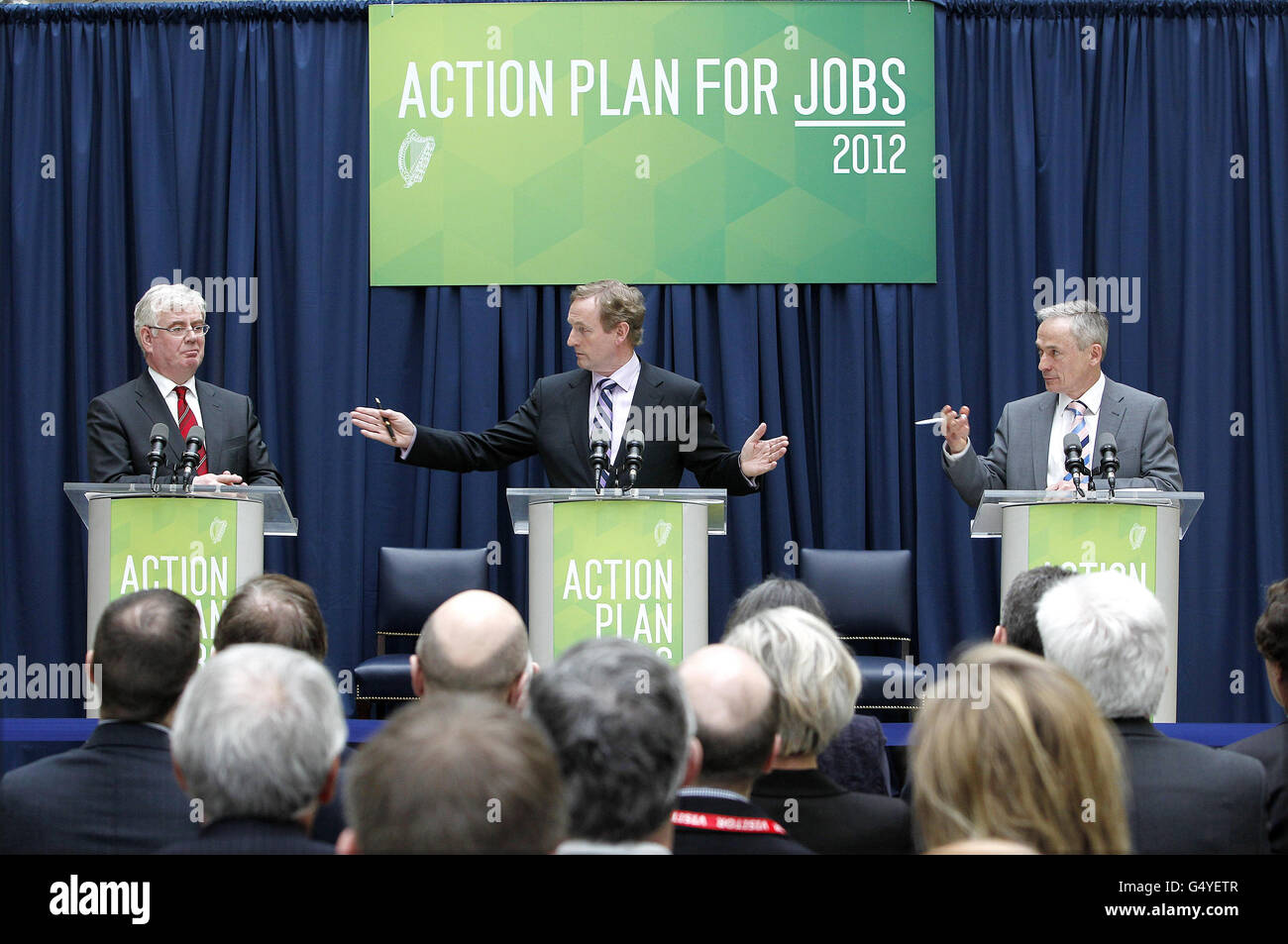 Taoiseach Enda Kenny mit Tanaiste Eamon Gilmore (links) und Minister für Jobs, Unternehmen und Innovation Richard Bruton im ICON Building in Leopardstown, Dublin bei der Bekanntgabe des Aktionsplans für Arbeitsplätze durch die Regierung, der plant, 200,000 Arbeitsplätze über zwei vierjährige Unternehmenszyklen zu schaffen. Stockfoto