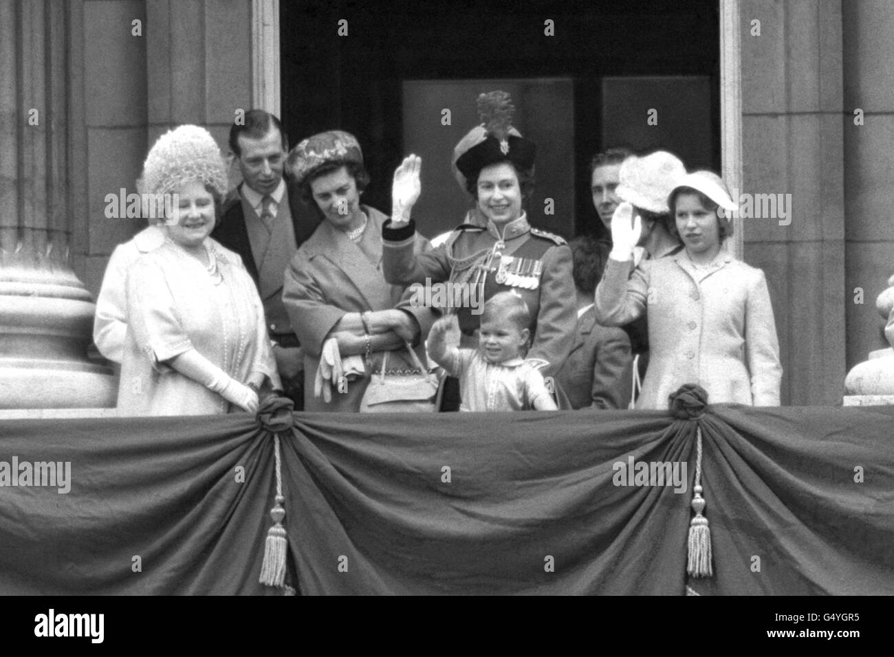 Prinz Andrew winkt den jubelnden Massen unter dem Balkon des Buckingham Palace nach der Trooping the Color Zeremonie zu. Von links nach rechts; die Königin Mutter; der Herzog von Kent; Prinzessin Marina, Dowager Herzogin von Kent; Königin Elizabeth II. Und Prinz Andrew; Lord Snowdon; und Prinzessin Anne. Stockfoto