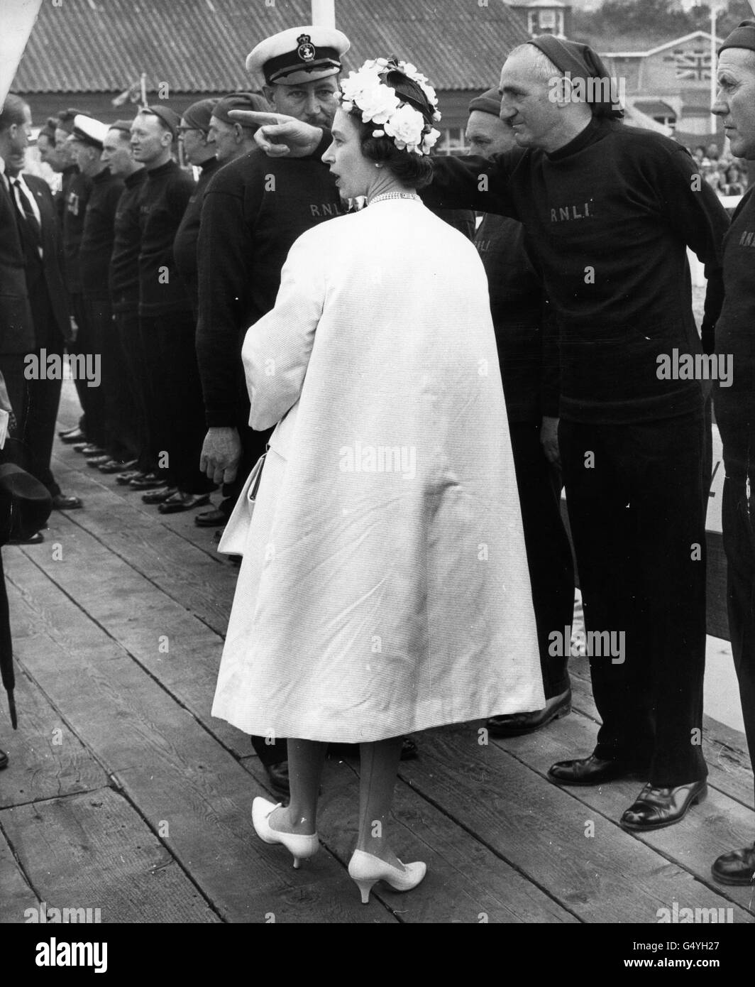 Königin Elizabeth II. Trifft die Besatzung des Rettungsbootes Newhaven während eines Besuchs in Newhaven, East Sussex, mit dem Herzog von Edinburgh. Stockfoto