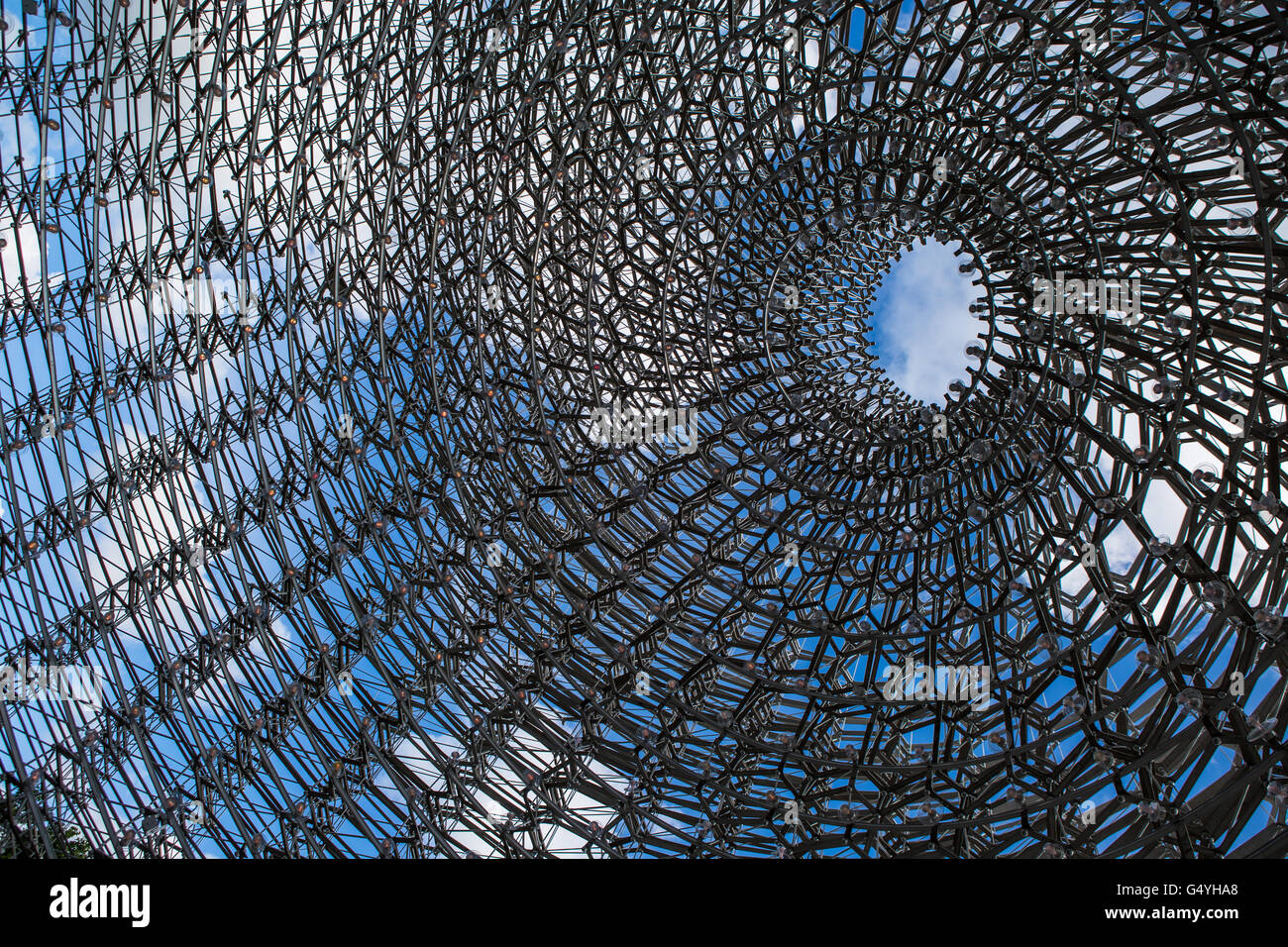 Der Bienenstock in der Morgendämmerung, Royal Botanical Gardens Kew. Der Bienenkorb zeigt die Geschichte der Honigbiene hergestellt vom Künstler Wolfgang Buttress Stockfoto