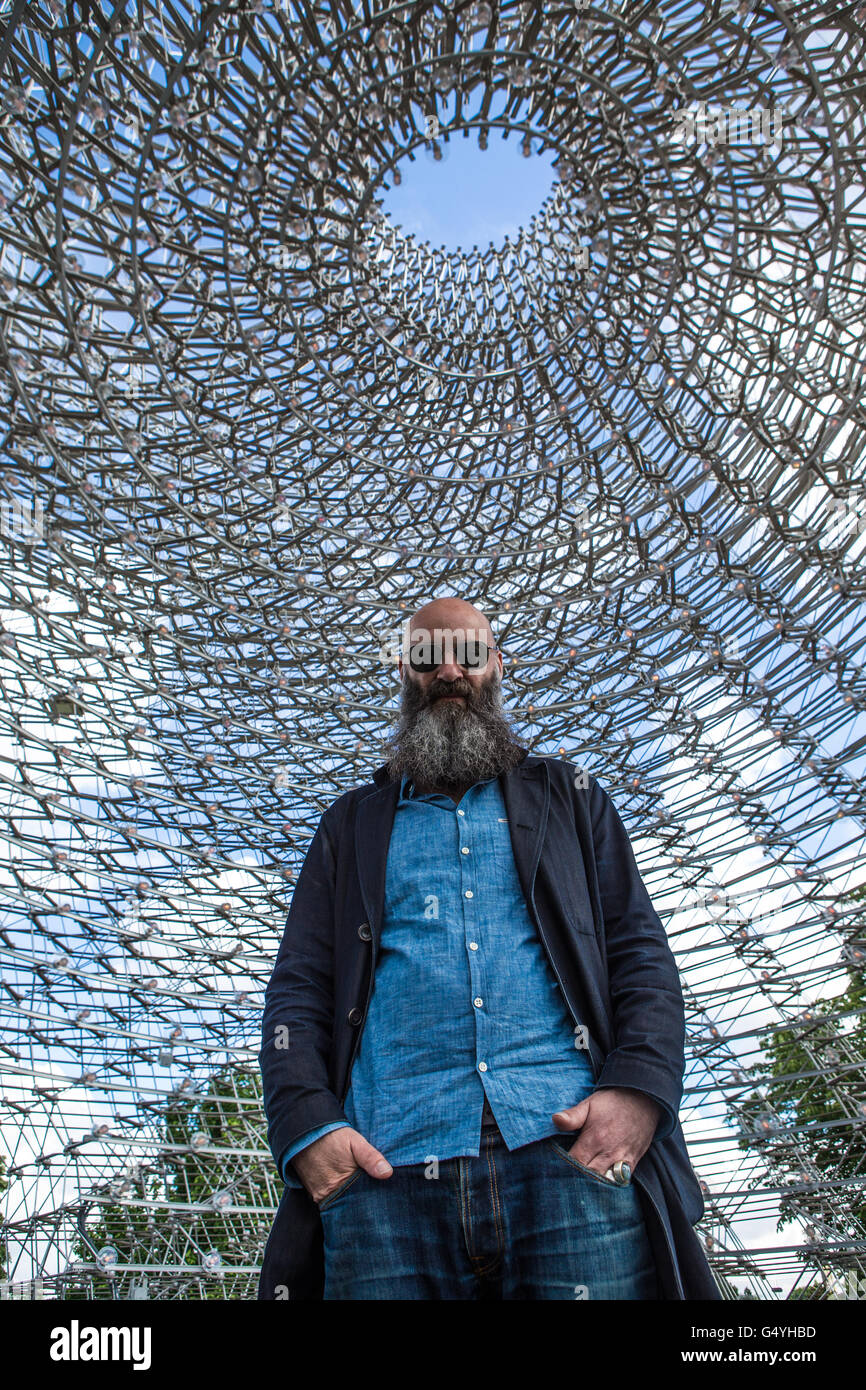 Der Bienenstock in der Morgendämmerung, Royal Botanical Gardens Kew. Der Bienenkorb zeigt die Geschichte der Honigbiene hergestellt vom Künstler Wolfgang Buttress Stockfoto