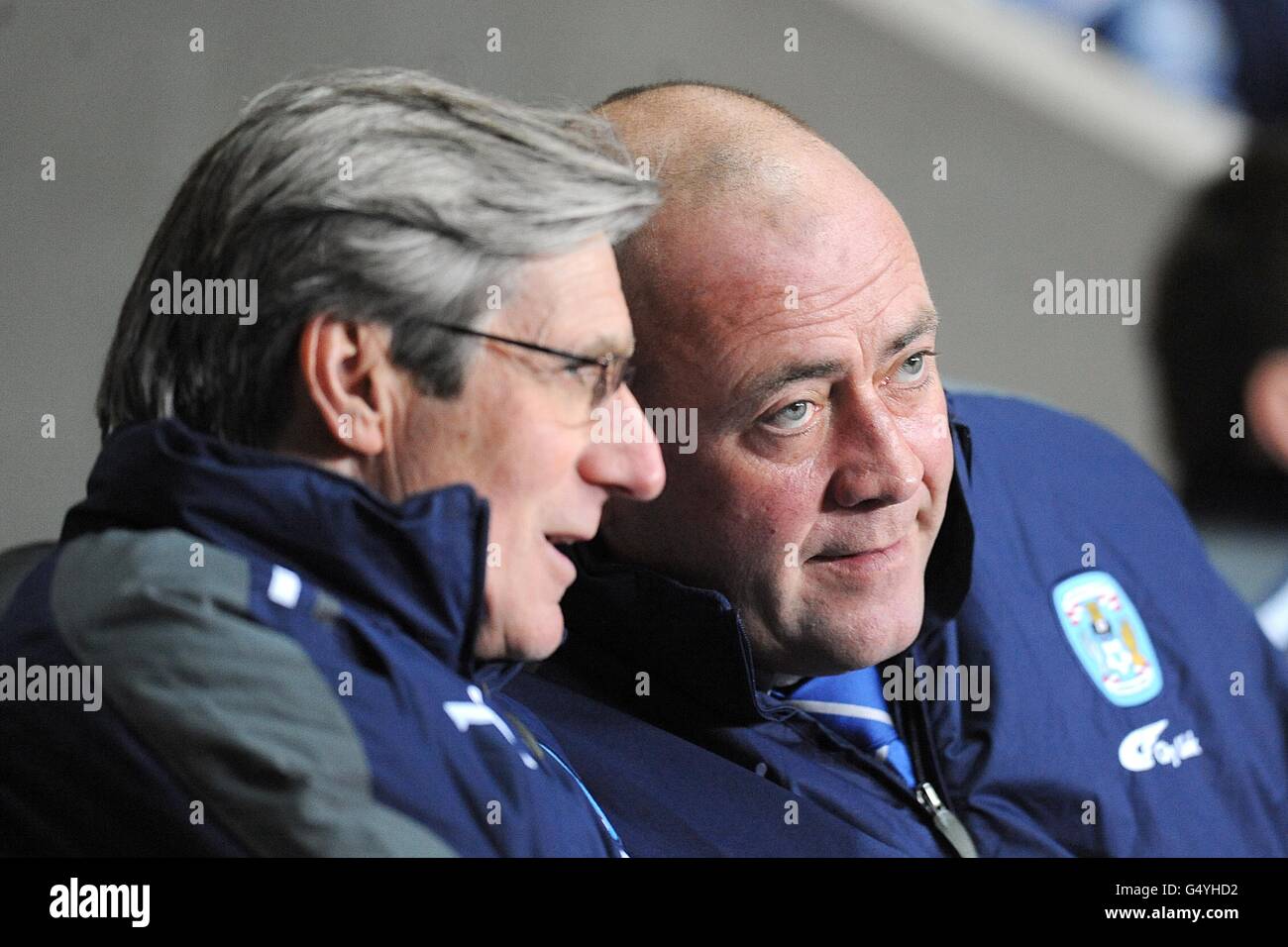 Fußball - npower Football League Championship - Coventry City / Leeds United - Ricoh Arena. Andy Thorn (rechts), Manager von Coventry City, und sein Assistent Steve Harrison geben Anweisungen auf der Touchline. Stockfoto
