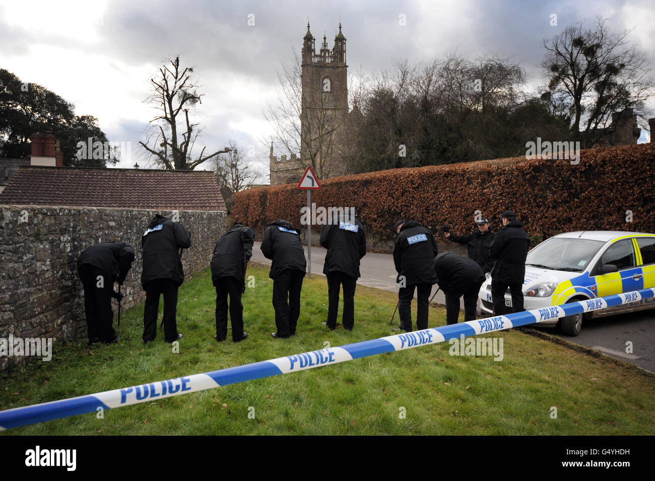 Die Polizei durchsucht in der Nähe von St. Mary's Church, Thornbury, Süd-Gloucestershire, den Ort, an dem Reverend John Suddards, 59, tot im Pfarrhaus mit mehreren Stichverletzungen aufgefunden wurde. Stockfoto