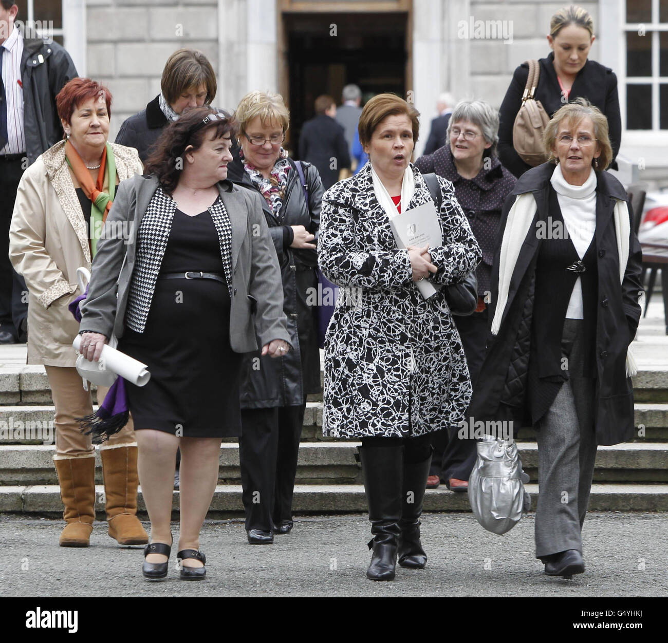 Cathriona Molloy (Mitte) von der Interessengruppe Patient Focus, die das Leinster House in Dublin verließ, nachdem Gesundheitsminister Dr. James Reilly eine Frage über die Entschädigung für die Opfer des in Schande geratenen Geburtshelfers Michael Neary beantwortet hatte. Stockfoto