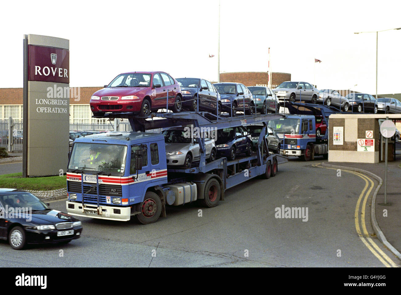 PA Library Filer vom 21.10.1998 : Rover Autos werden aus dem Longbridge Werk des Unternehmens transportiert. Neue Ängste um die Zukunft von Rover Autos und Zehntausende von Arbeitsplätzen wurden heute Abend, Dienstag, 14. März, nachdem der deutsche Besitzer BMW weigerte sich, einen Bericht zu leugnen, dass es Fabriken verkaufen soll, einschließlich der riesigen Longbridge Werk. BMW sagte, es habe an einer Reihe von Vorschlägen zur Umstrukturierung der Rover-Gruppe gearbeitet, die Tausende von Arbeitnehmern in Longbridge in Birmingham, Cowley in der Nähe von Oxford und anderen britischen Werken beschäftigt. Siehe PA Story INDUSTRY Rover. PA Foto : Barry Batchelor Stockfoto