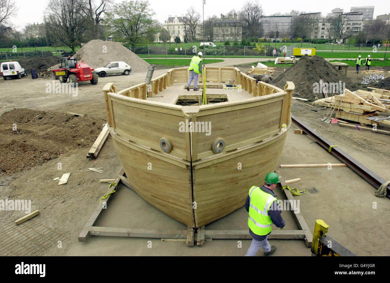 Arbeiter beginnen mit dem Bau eines Holzschiffs als Teil des 1.3 Millionen neu gestalteten Kinderspielplatzes in Kensington Gardens, der Diana, Prinzessin von Wales, gewidmet ist. Das 50 m x 13 m große Holzschiff mit einem 35 m hohen Mast wird das Herzstück des Spielplatzes bilden. * Es ist einer von sechs Spielbereichen, zu denen ein Wasserspielbereich, der Meerjungfrauen-Brunnen, das Wigwam Camp mit Totempfählen und Mini-Wigwams sowie ein Bewegungs- und Musikgarten gehören. Stockfoto