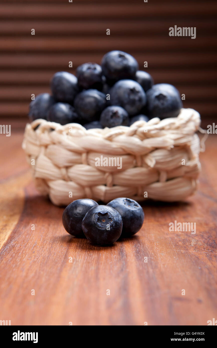 Reife Heidelbeeren Früchten auf rustikalen Holztisch, Nahaufnahme Stockfoto