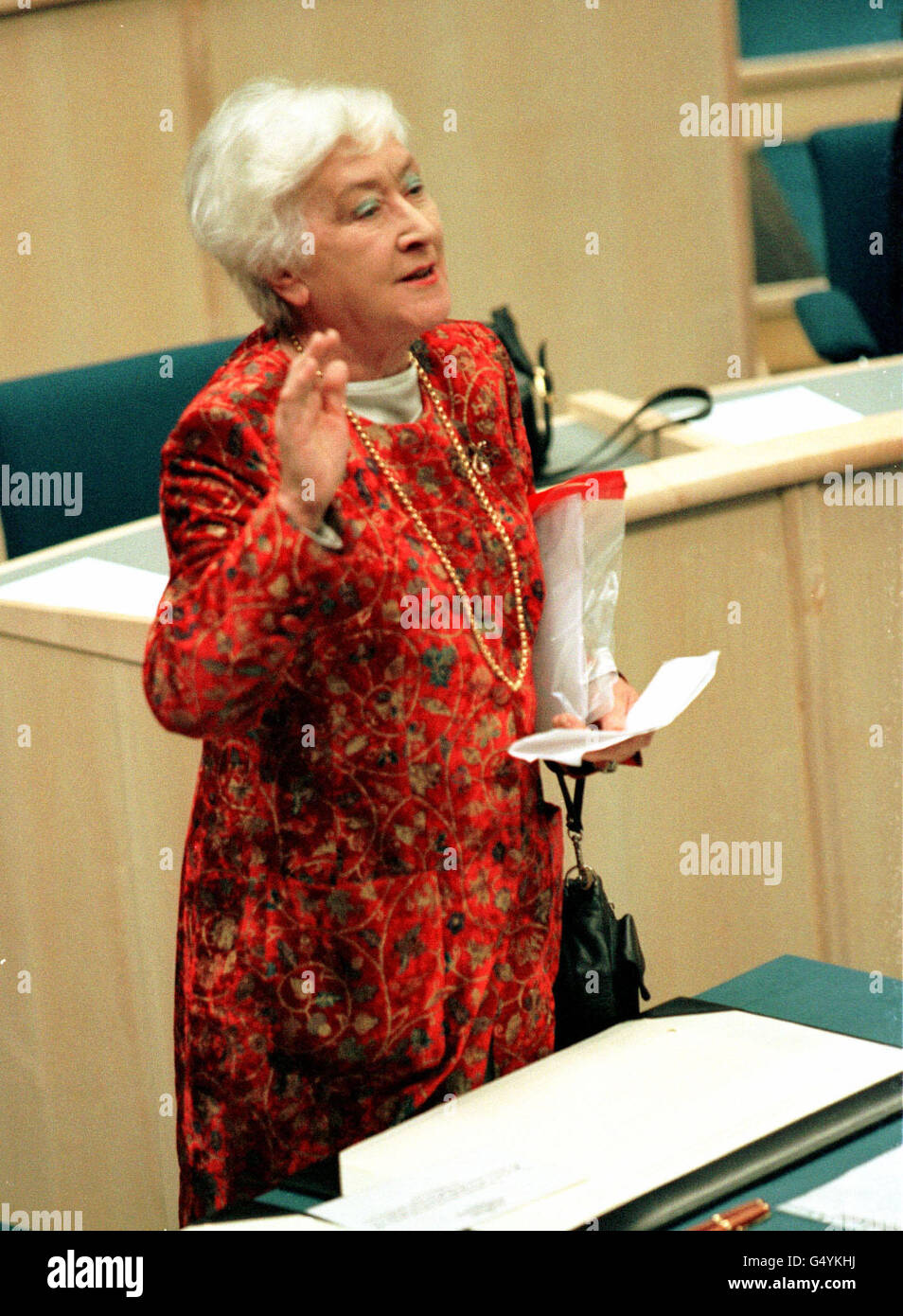 Winnie Ewing, das älteste Mitglied des schottischen Parlaments, schwört am ersten Tag des Parlaments. Stockfoto