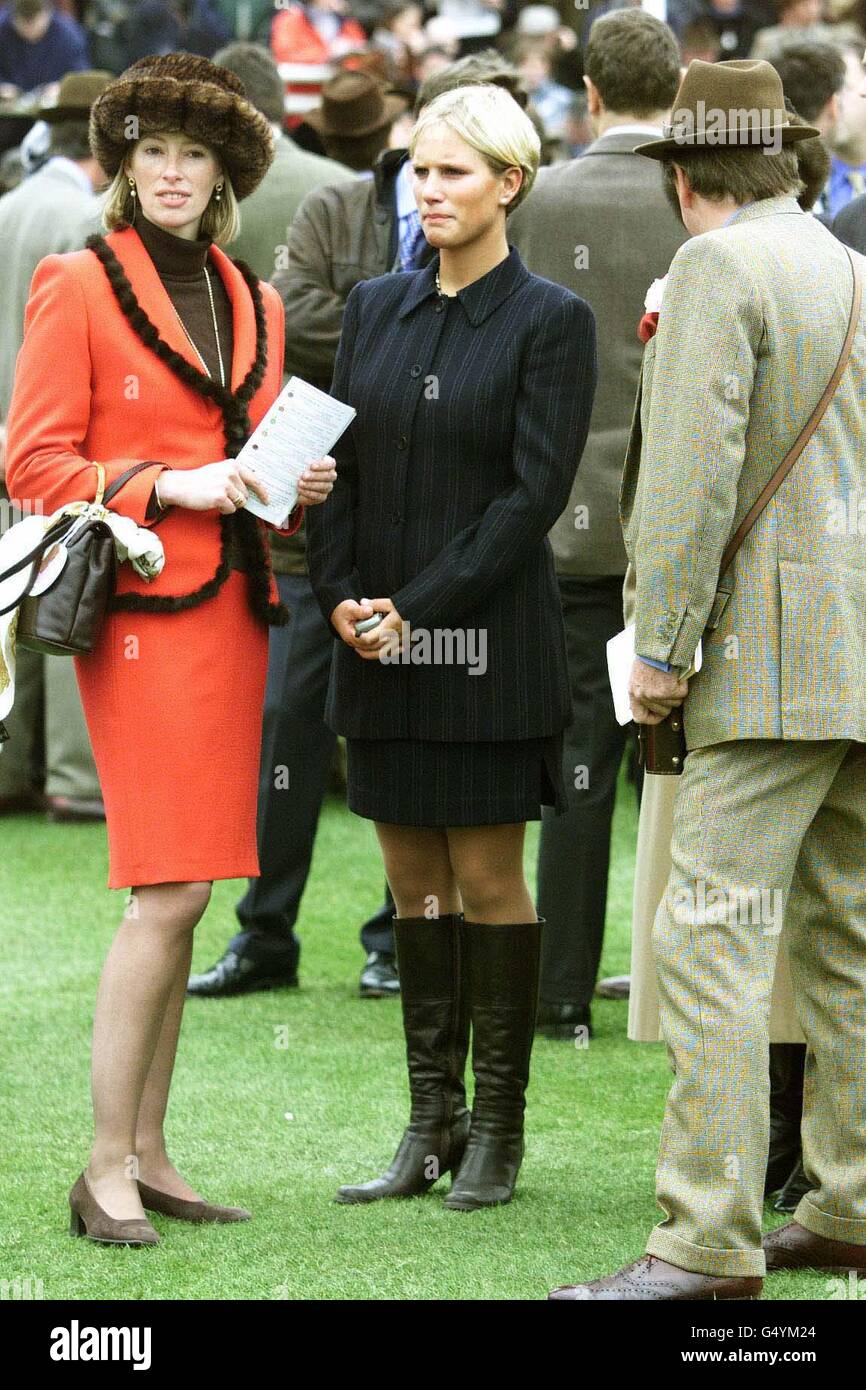 Zara Phillips (Mitte), Tochter der Prinzessin Royal, unter den Rennfahrern  am letzten Tag des Cheltenham Festivals. * 04/01/01 Queen's Enkelin Zara  Phillips am letzten Tag des Cheltenham Festivals. In ihrer ersten formellen