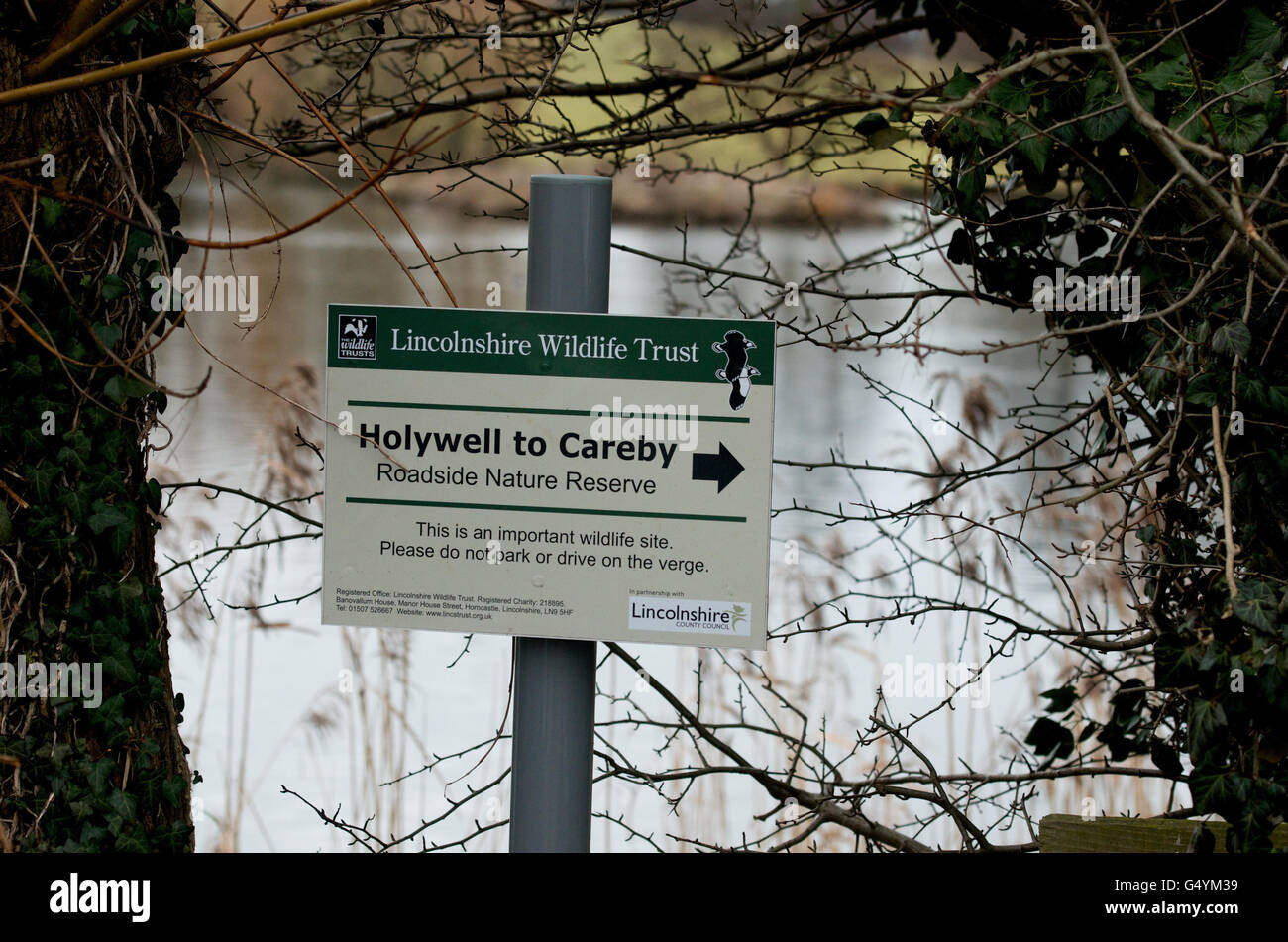 Ein Schild am Teich im Dorf Holywell in der Nähe von Castle Bytham, Lincolnshire, wo eine 71-jährige Frau und ihr sechsjähriger Enkel tot aufgefunden wurden. Stockfoto