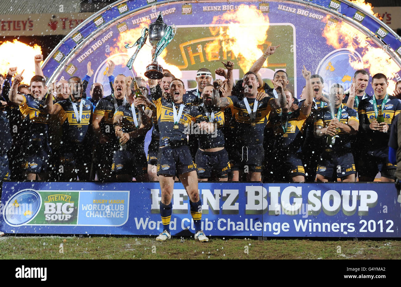 Leeds Rhinos Kapitän Kevin Sinfield hebt die Trophäe nach dem Sieg seines Teams beim World Club Challenge-Spiel in Headingley, Leeds. Stockfoto