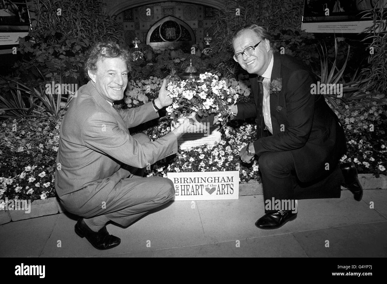 Die Abgeordneten Robin Corbett (links) Labour, Erdington, und Anthony Beaumont-Dark, Conservative, Selly Oak, Bei einer Blumenschau, die die aufkeimende Kunstszene von Birmingham fördert, in der Upper Waiting Hall des Unterhauses. Stockfoto