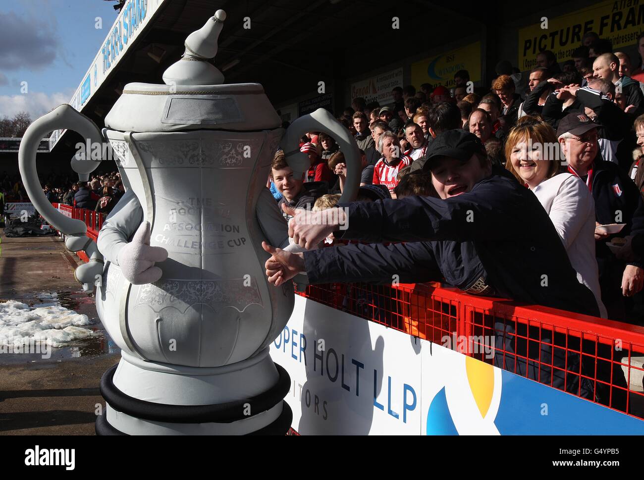 Fußball - FA Cup - Fünfte Runde - Crawley Town / Stoke City - Broadfield Stadium. Das Maskottchen der FA Cup Trophy mit Fans Stockfoto