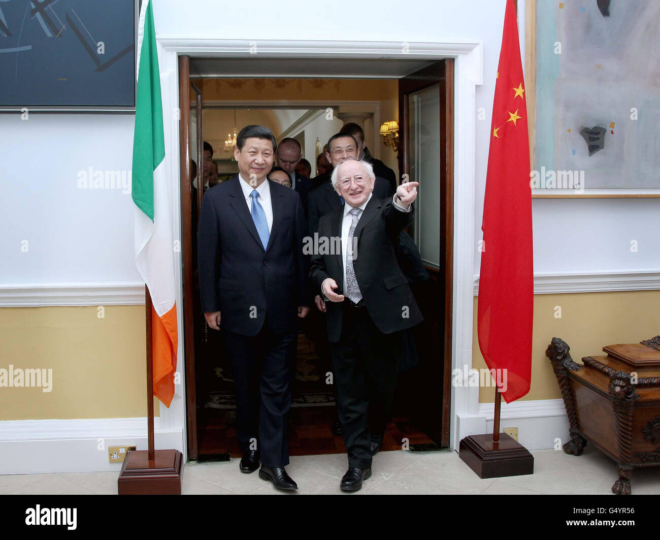 Herr Xi Jinping , Vizepräsident der Volksrepublik China mit Präsident von Irland Michael D. Higgins in Aras an Uachtarain nach den beiden Gesprächen am dritten und letzten Tag eines dreitägigen Besuchs in Irland, als er zu einer Veranstaltung im Royal Hospital Kilmainham aufbricht. Stockfoto