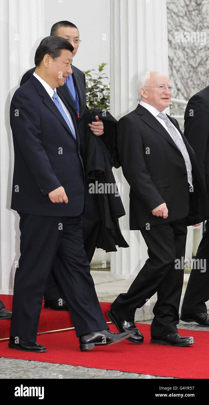 Herr Xi Jinping , Vizepräsident der Volksrepublik China mit Präsident von Irland Michael D. Higgins in Aras an Uachtarain nach den beiden Gesprächen am dritten und letzten Tag eines dreitägigen Besuchs in Irland, als er zu einer Veranstaltung im Royal Hospital Kilmainham aufbricht. Stockfoto