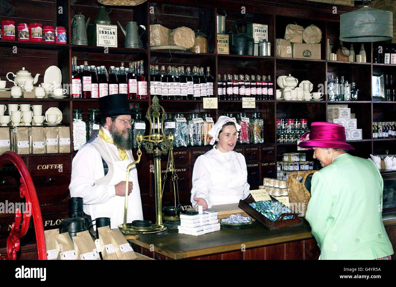Königin Elizabeth II. Interessiert sich für den Besuch eines Geschäfts im Stil des 19. Jahrhunderts mit kostümierten Mitarbeitern während ihres Besuchs mit dem Herzog von Edinburgh im Sovereign Hill Complex, einer Nachbildung einer Bergbaustadt aus dem 19. Jahrhundert, in Ballarat. * Australien. Der Sovereign Hill Complex ist komplett mit einer eigenen Goldmine ausgestattet, in der Besucher nach dem seltenen Metall schwenken können. Stockfoto