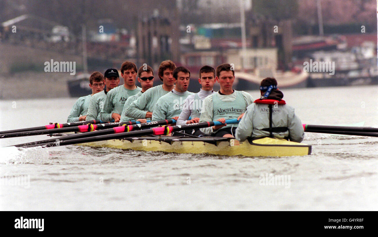 Die Besatzung des Cambridge University Boats trainiert auf der Themse in London vor dem morgigen 146. University Boat Race auf der Themse. Stockfoto