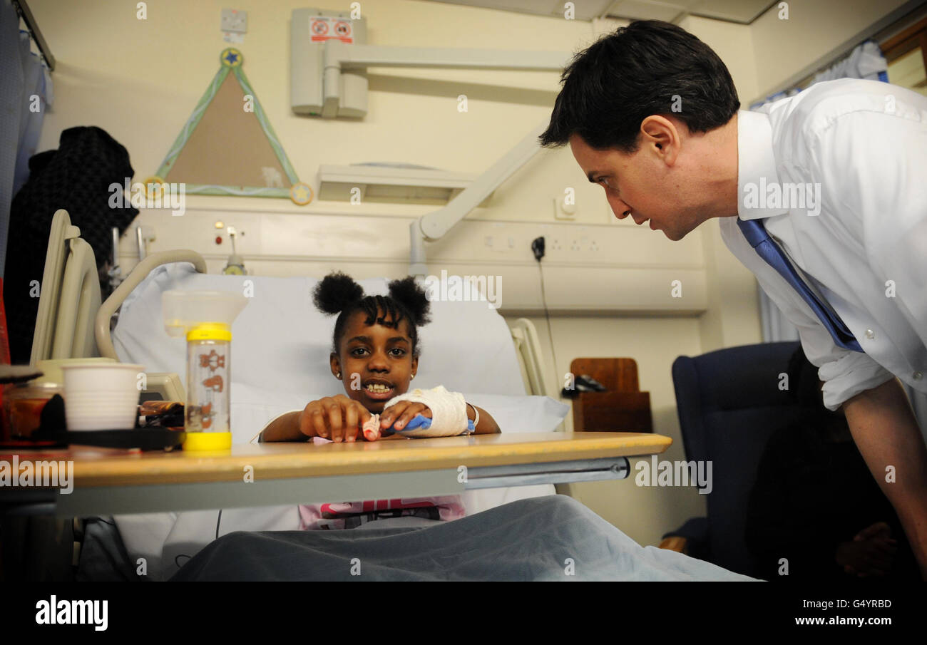 Arbeitsleiter Ed Miliband trifft den neunjährigen Ashanti Chandler während seines Besuchs im Homerton Hospital in Hackney, Ost-London. Stockfoto
