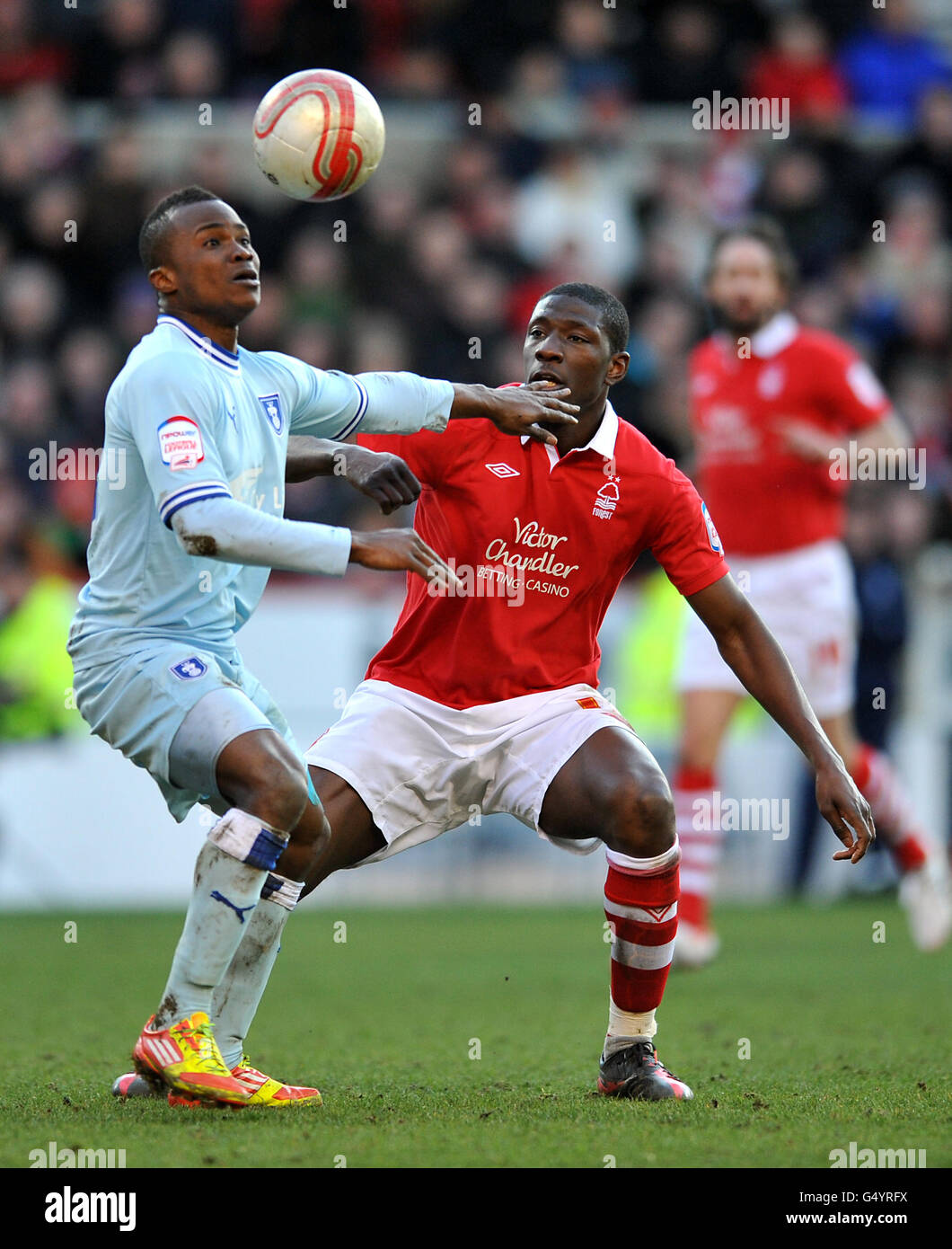 Fußball - npower Football League Championship - Nottingham Forest / Coventry City - City Ground. Guy Moussi von Nottingham Forest und Alex Nimely von Coventry City (links) kämpfen um den Ball Stockfoto