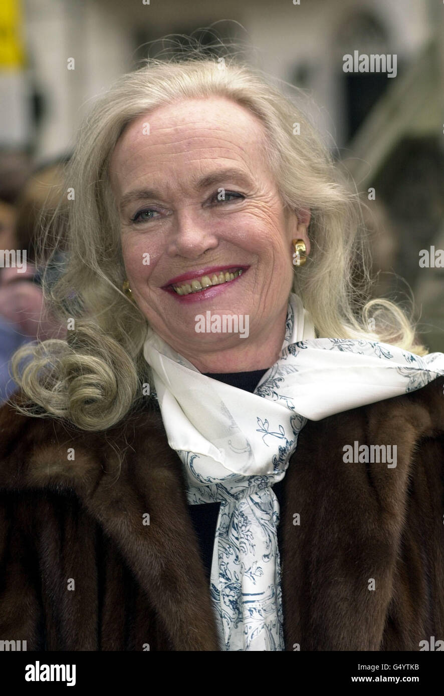 Das ehemalige Bond-Mädchen, die Schauspielerin Shirley Eaton, die in Goldfinger spielte, kommt zum Gedenkgottesdienst für James Bonds „Q“, Desmond Llewelyn, in Knightsbridge, London, an. Stockfoto