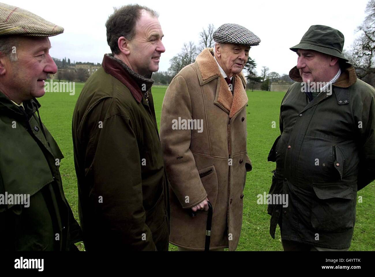 Der Duke of Devonshire (2nd R) spricht mit Bauern während einer Kundgebung „Farmers in Crisis“ im Chatsworth Park, Derbyshire. Stockfoto