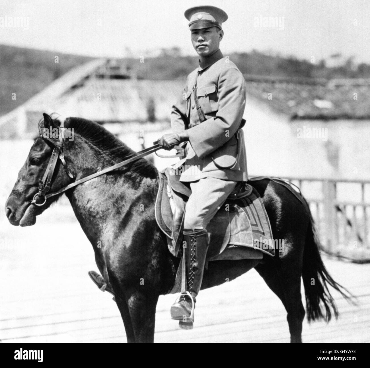 General Chiang Kai-Shek (1887-1975):Vorsitzender der Kuomintang, Präsident der Republik China und Oberbefehlshaber der nationalistischen Armee auf seinem Lieblingspony 'Schwarzer Drache'. Stockfoto