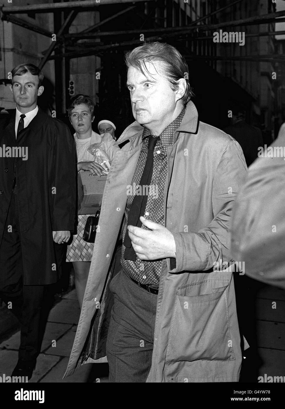 Francis Bacon verlässt die Marlborough Street in London. Bacon wird gegen Kaution gegen eine Drogengebühr vom 30. September 1970 zurückgestellt. Stockfoto