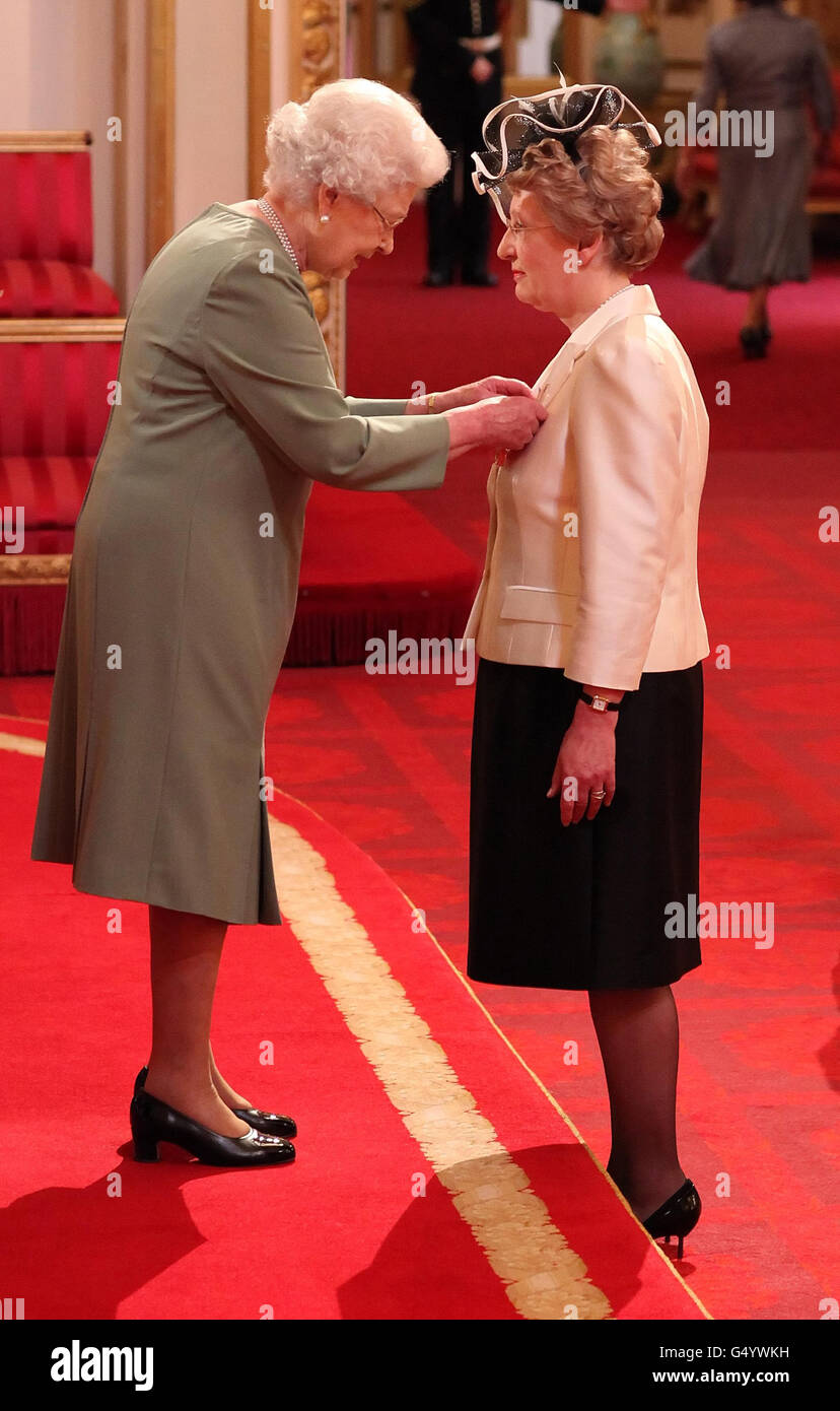 Königin Elizabeth II. Überreicht Frau Sally-Rose McFerran aus Colchester während einer Investiturfeier im Buckingham Palace im Zentrum von London ihre Member of the British Empire (MBE) Medaille. Stockfoto