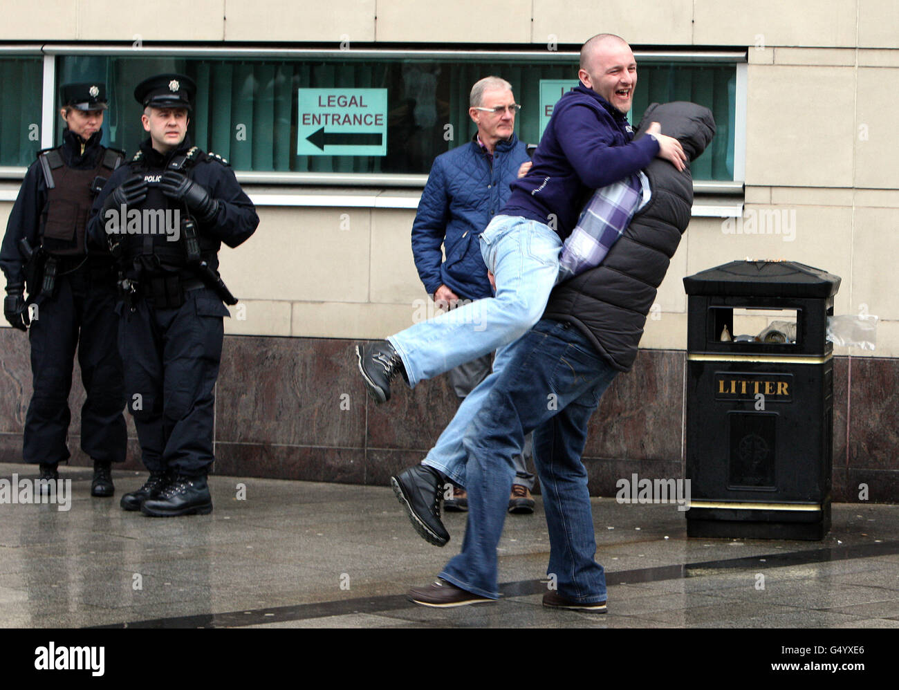 Samuel Higgins, 36, (rechts), wird von einem nicht identifizierten Mann gratuliert, als er das Crown Court in Belfast verlässt, nachdem er vom Mord an Tommy English (40), dem Chef der Ulster Defense Association (UDA), freigesprochen wurde. Der in seinem Haus in Newtownabbey, Co Antrim, vor seiner Frau und drei kleinen Kindern an der Halloween-Nacht 2000 niedergeschossen wurde. Stockfoto