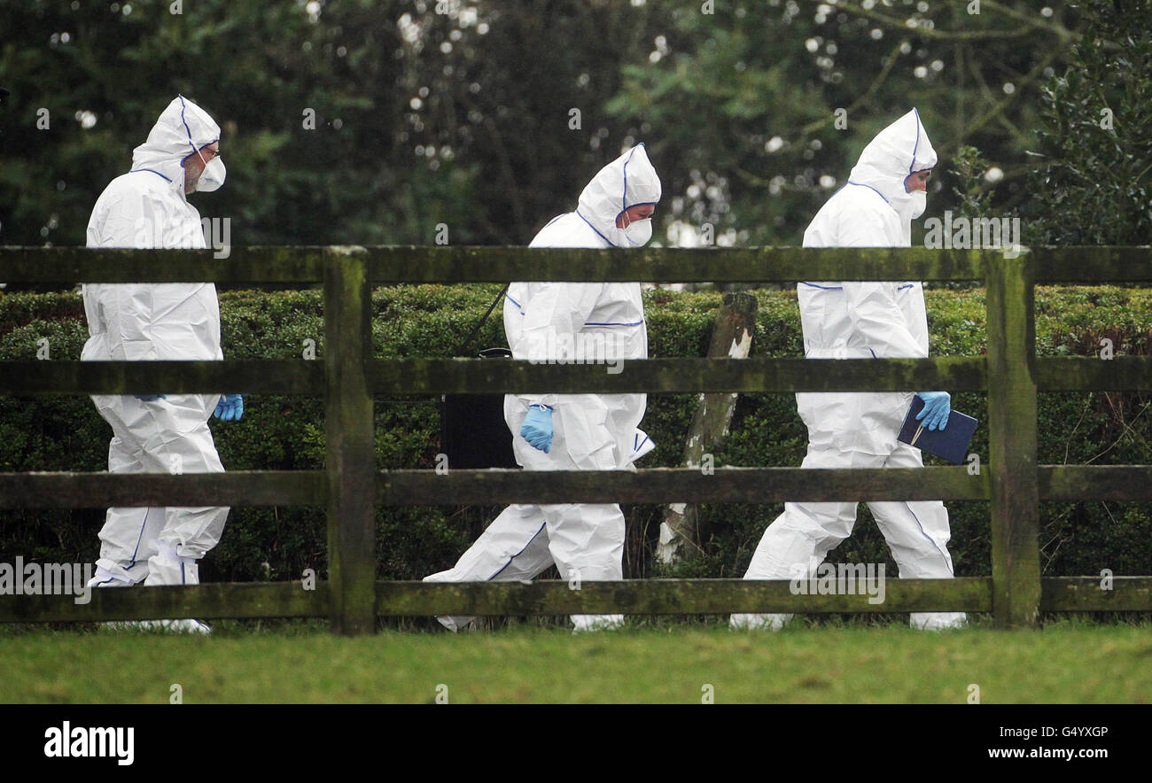 Dr. Michael Curtis, Deputy State Pathologe (links), trifft auf einer Farm in Ballycormack, Bagnalstown, Co Carlow, ein, wo zwei verwandte Männer bei einem mutmaßlichen Mord-Selbstmord auf benachbarten Farmen tot aufgefunden wurden. Stockfoto