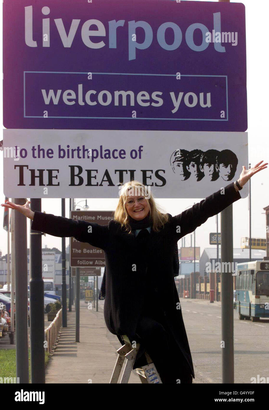 Julia Baird, Halbschwester von Beatle John Lennon, enthüllt das erste Straßenschild in Liverpool, das Besucher in den Geburtsort der sechziger Jahre Popgruppe The Beatles willkommen heißt. Stockfoto