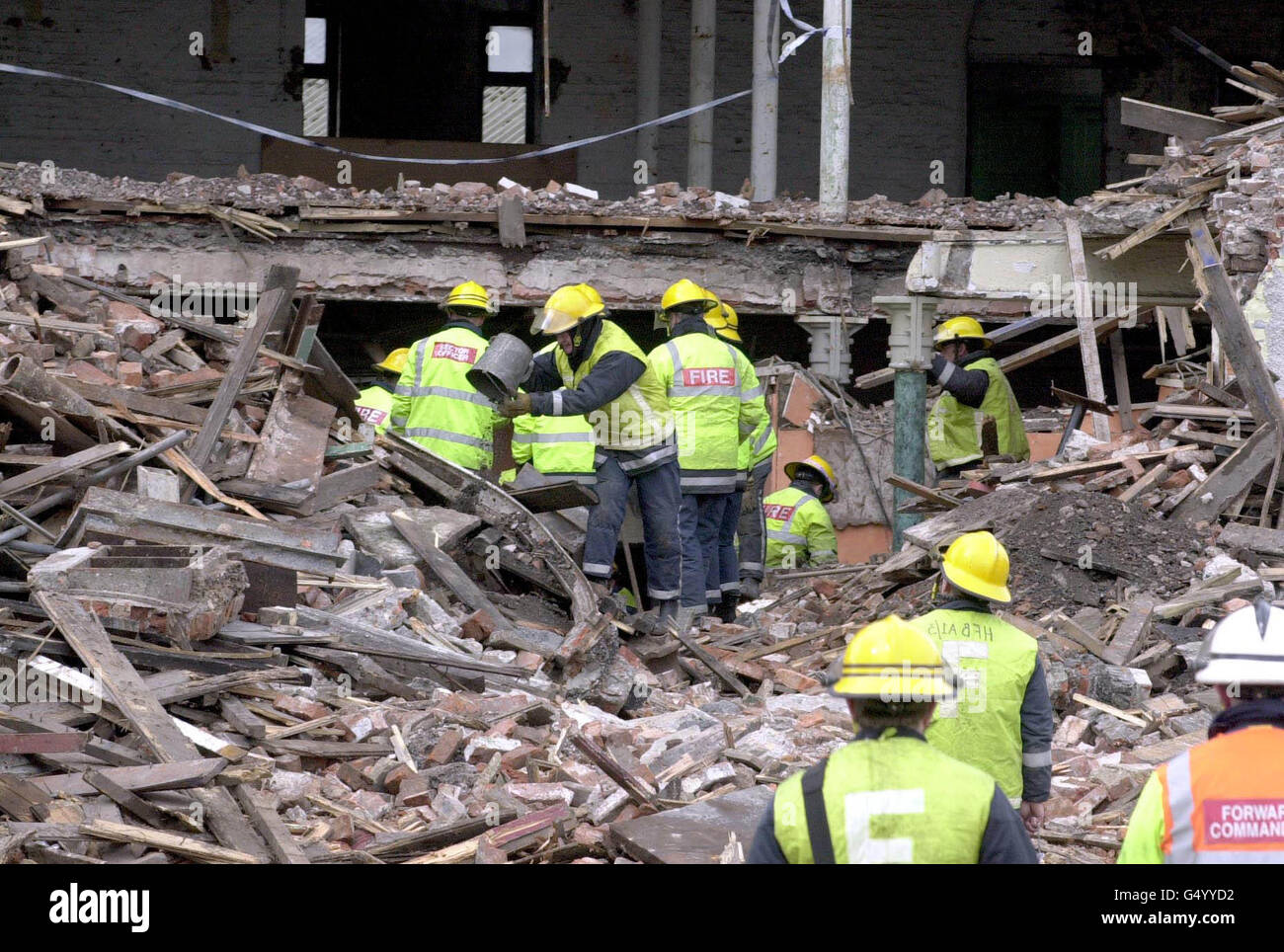 Rettungskräfte der Feuerwehr durchsuchten das eingestürzte Lagerhaus in Hull, wo noch drei Arbeiter fehlen. Sie suchen nach drei Arbeitern, die unter 50 Tonnen Schutt gefangen sind. Stockfoto