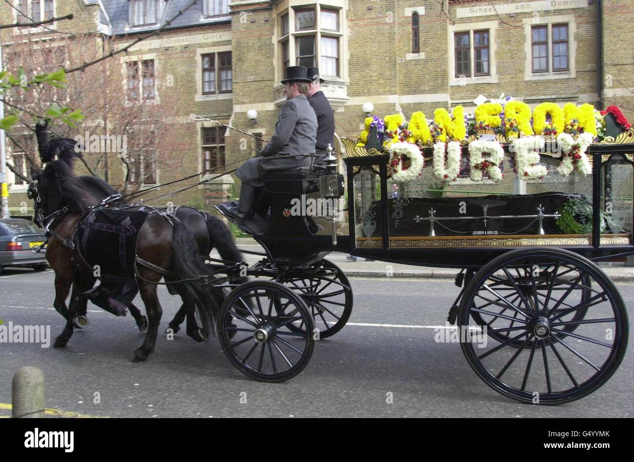 Ein traditionelles Pferd und Kutsche mit dem Sarg von Popstar Ian Dury, führte die Beerdigung Cortege. Über dem Sarg lagen Blumen mit den Worten 'Ian von Durex'. * andere Blumen auf dem Leichenwagen stammten von der Band Madness, die eine Nachricht mit der Aufschrift 'Onkel Ian von Madness' schickte. Andere Blumen sagten 'Oi Oi', 'Dad' und 'Durex', letztere ein Stück auf Ian Durys Namen. Die Prozession verließ den Belsize Park im Norden Londons und ging innerhalb von einer halben Meile an der Kilburn High Road vorbei, die seiner ersten Band ihren Namen gab. Dury starb letzte Woche im Alter von 57 Jahren, nach einem langen Kampf mit Krebs. Stockfoto